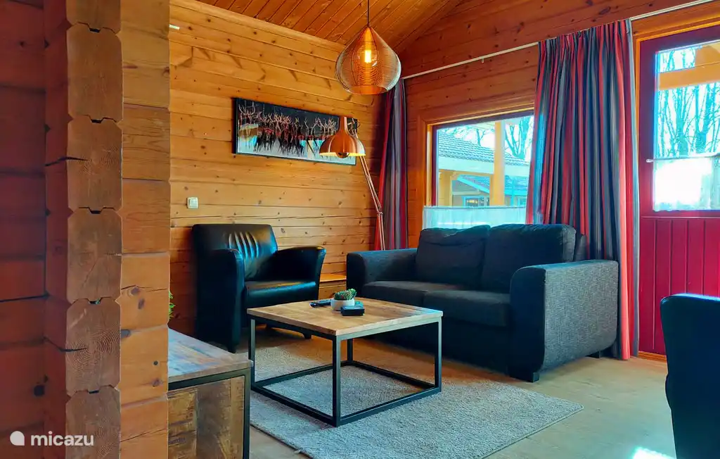 Die Sitzecke, wo Sie sich entspannen, fernsehen oder gemeinsam etwas trinken können.