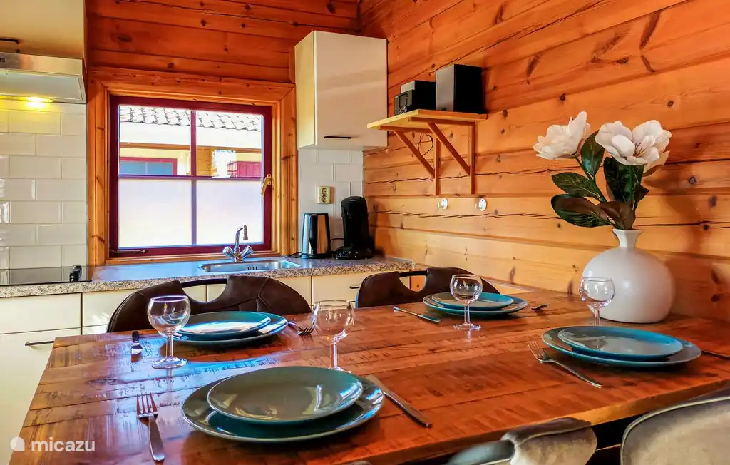 Der Esstisch in der offenen Küche.