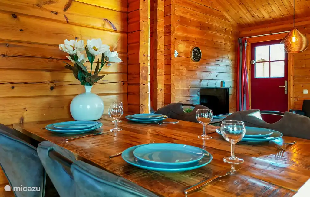 Der gedeckte Esstisch.