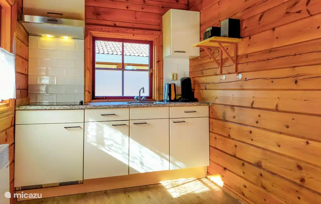 die offene Küche, ausgestattet mit einem Senseo und einem Wasserkocher.