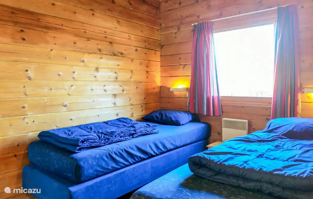 Das 2. Schlafzimmer mit 2 x 1 Betten.