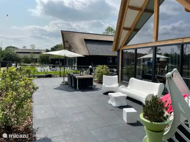 bungalow huren in Nederland, Noord-Brabant, Baarle-Nassau – Rietdekker Terras voor het huis
