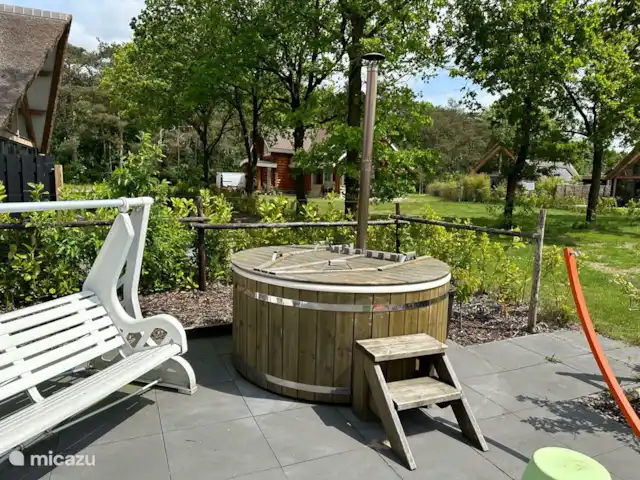 bungalow huren in Nederland, Noord-Brabant, Baarle-Nassau – Rietdekker Hottub bij het huis