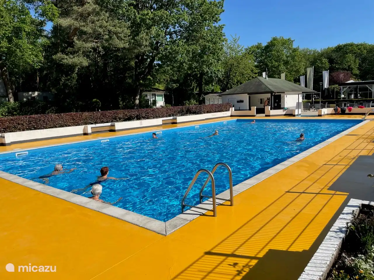 Piscina climatizada en el parque.