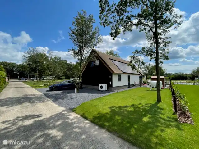 bungalow huren in Nederland, Noord-Brabant, Baarle-Nassau – Rietdekker Aanzicht van de woning vanaf de straat