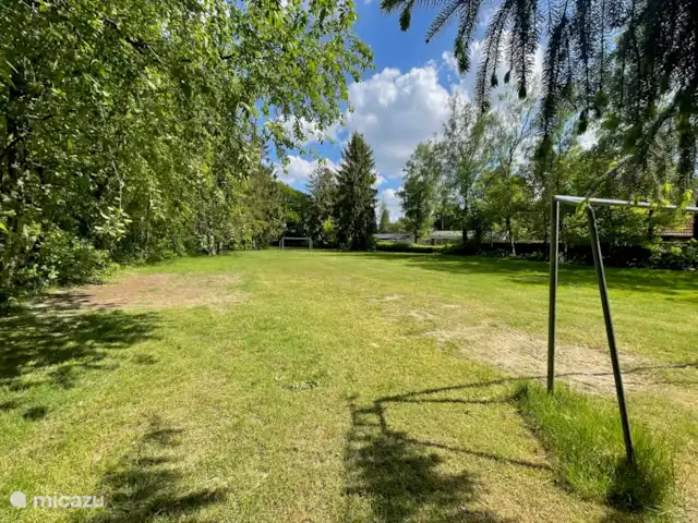 bungalow huren in Nederland, Noord-Brabant, Baarle-Nassau – Rietdekker Voetbalveld op het park