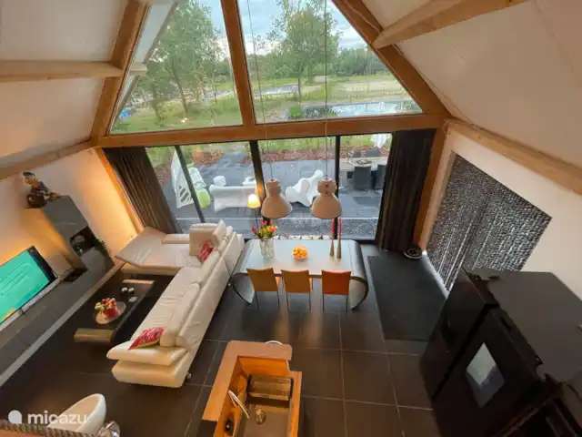 bungalow huren in Nederland, Noord-Brabant, Baarle-Nassau – Rietdekker Woonkamer vanuit de werkhoek boven