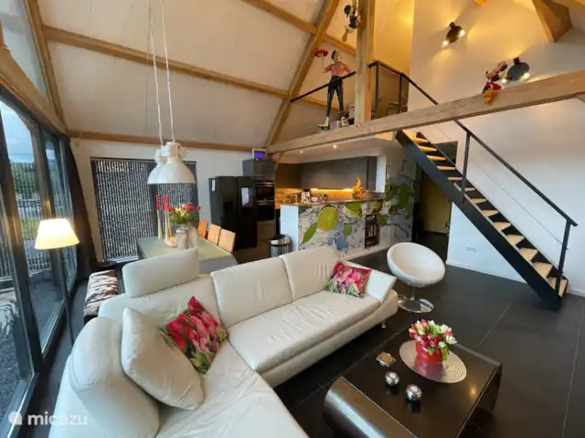 bungalow huren in Nederland, Noord-Brabant, Baarle-Nassau – Rietdekker Woonkamer met zicht op de eethoek en keuken