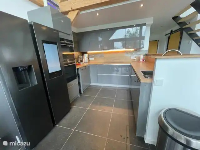 bungalow huren in Nederland, Noord-Brabant, Baarle-Nassau – Rietdekker Keuken met Amerikaanse koelkast