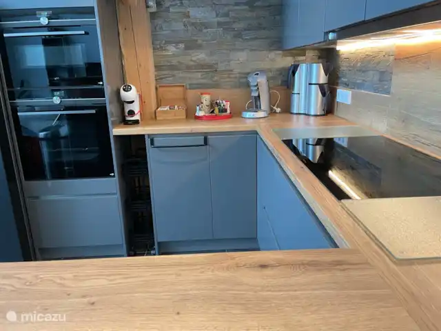 bungalow huren in Nederland, Noord-Brabant, Baarle-Nassau – Rietdekker Blok op de keuken vanuit het woongedeelte