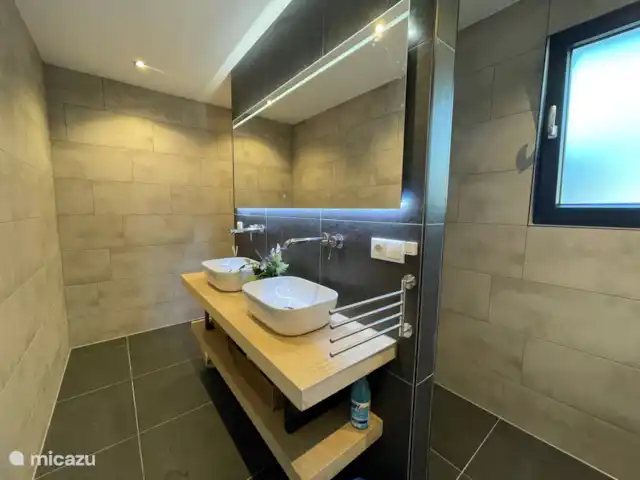 bungalow huren in Nederland, Noord-Brabant, Baarle-Nassau – Rietdekker Badkamer wasgelegenheid