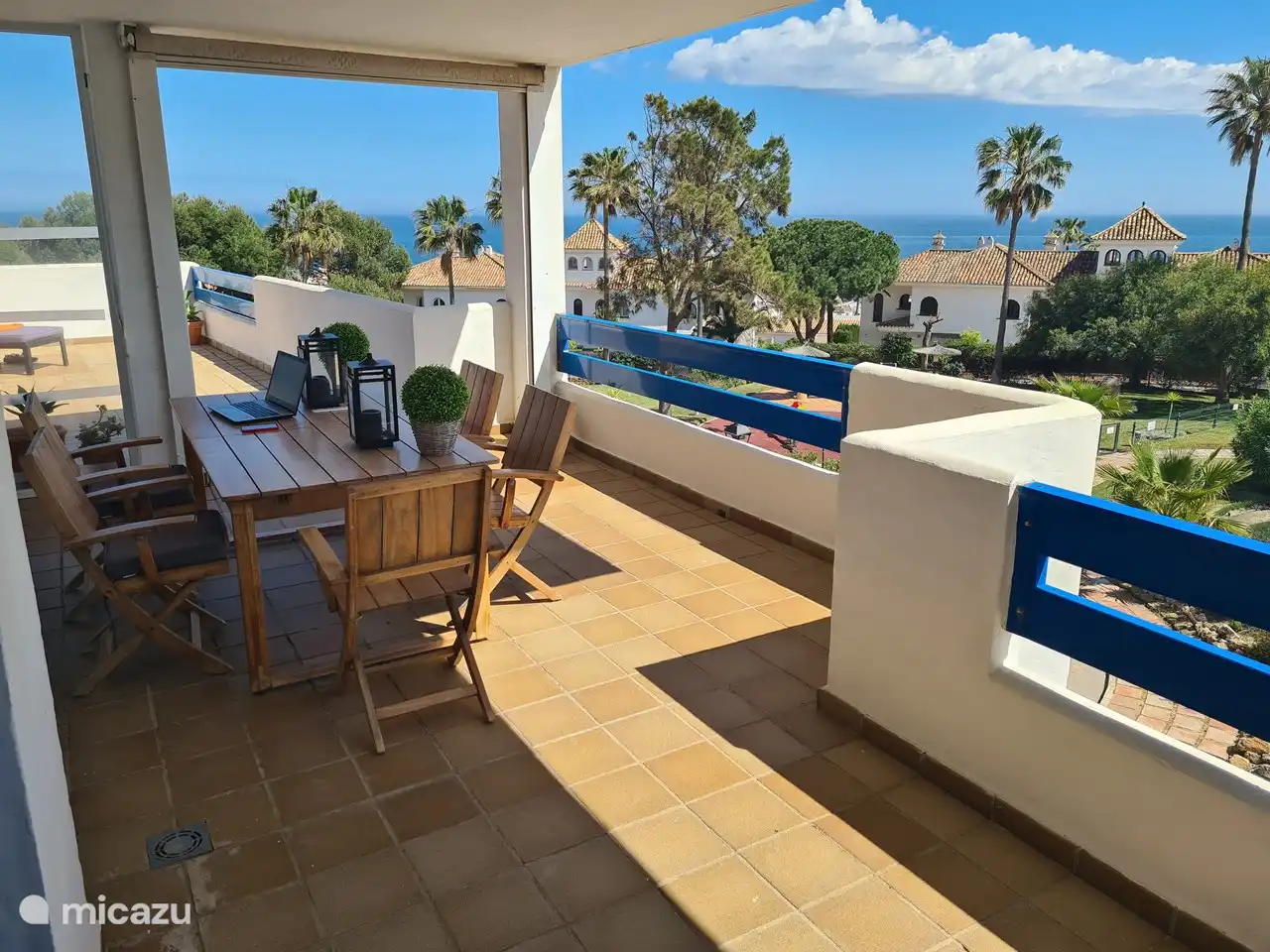 Überdachte Seitenterrasse