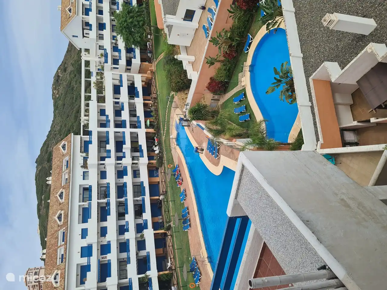 1 kleiner und mittelgroßer Swimmingpool mit Liegestühlen und Bademeister