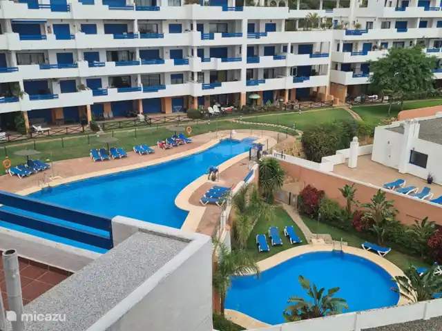 Location de Vacances Espagne, Costa del Sol, Puerto De La Duquesa, penthouse - Penthouse Duquesa près d’Estepona 1 petite et moyenne piscine avec chaises longues et maître nageur