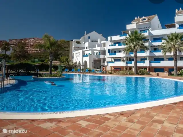 Location de Vacances Espagne, Costa del Sol, Puerto De La Duquesa, penthouse - Penthouse Duquesa près d’Estepona Grande piscine avec transats et maître nageur