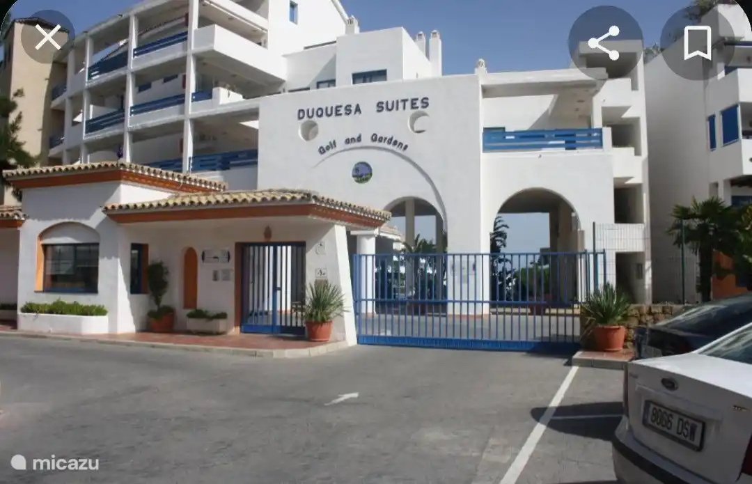 Haupteingangskomplex und Rezeption rund um die Uhr bewacht