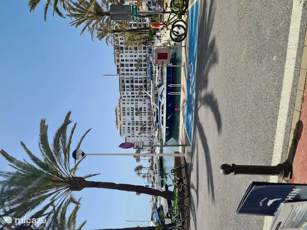 Hafen von Puerto de la Duguesa mit vielen Restaurants