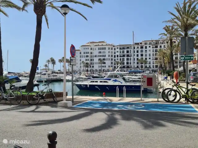 Location de Vacances Espagne, Costa del Sol, Puerto De La Duquesa, penthouse - Penthouse Duquesa près d’Estepona Port Puerto de la Duguesa avec de nombreux restaurants