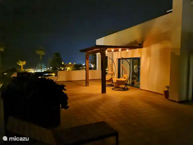 Location de Vacances Espagne, Costa del Sol, Puerto De La Duquesa, penthouse - Penthouse Duquesa près d’Estepona Terrasse le soir