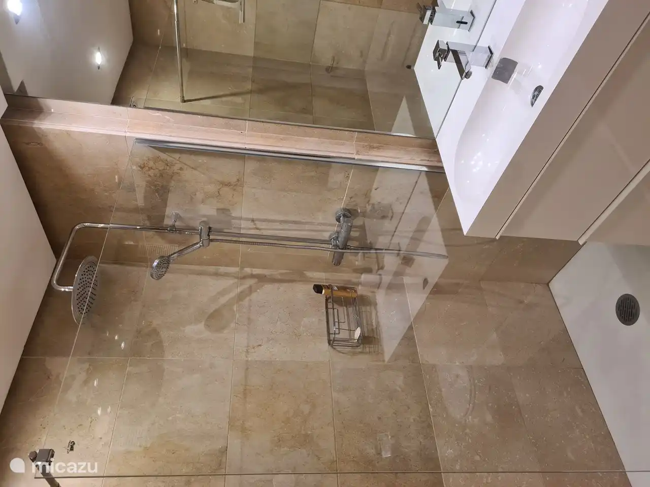 großes Badezimmer, Regendusche, 1,5 Waschbecken