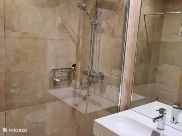 Location de Vacances Espagne, Costa del Sol, Puerto De La Duquesa, penthouse - Penthouse Duquesa près d’Estepona grande salle de bain, douche pluie, lavabo 1,5