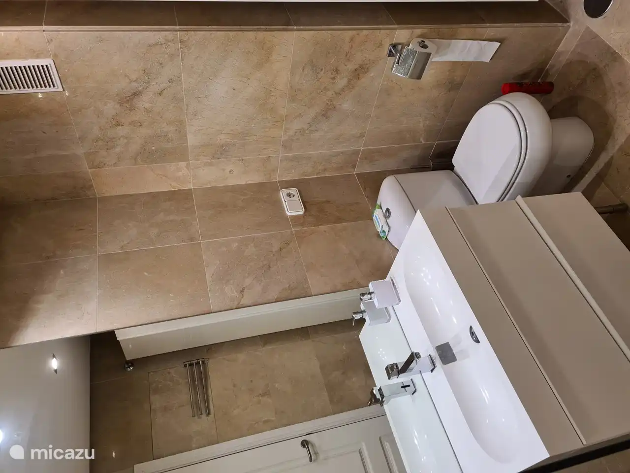 großes Badezimmer, 1,5 Waschbecken, Toilette