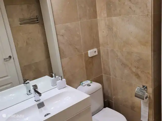 Location de Vacances Espagne, Costa del Sol, Puerto De La Duquesa, penthouse - Penthouse Duquesa près d’Estepona grande salle de bain, lavabo 1,5, WC