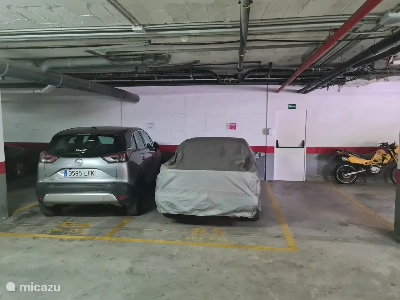 Tiefgarage, in der Nähe der Tür zum Aufzug