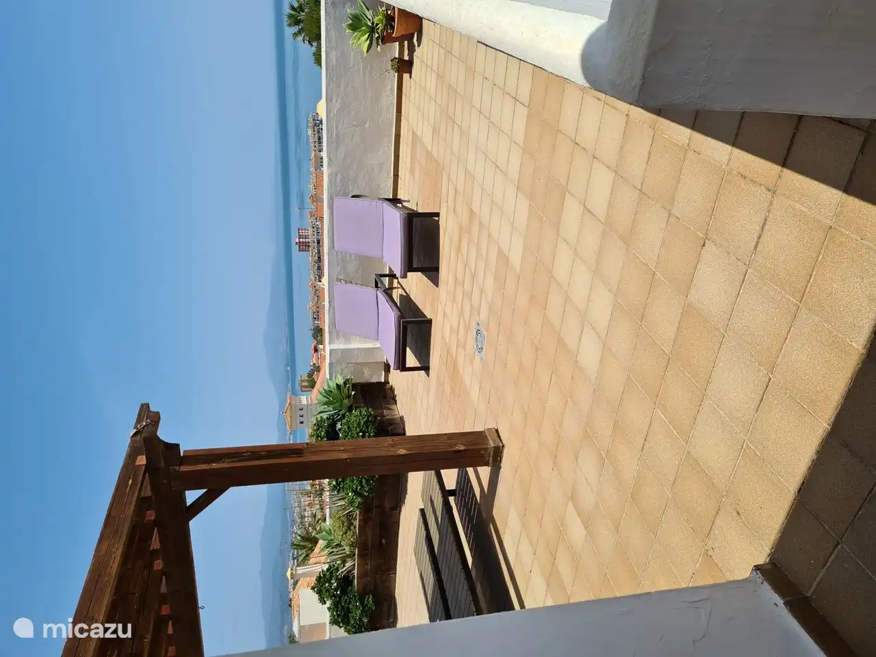 4 Sonnenliegen mit Kissen und Meerblick