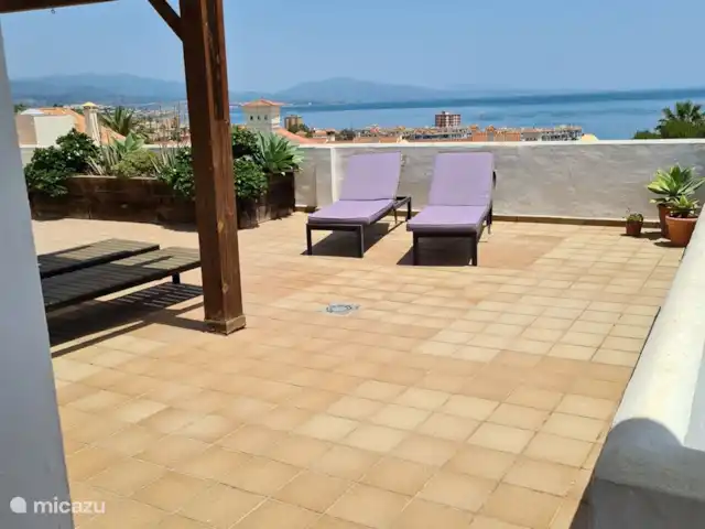 Location de Vacances Espagne, Costa del Sol, Puerto De La Duquesa, penthouse - Penthouse Duquesa près d’Estepona 4 transats avec coussins et vue sur la mer