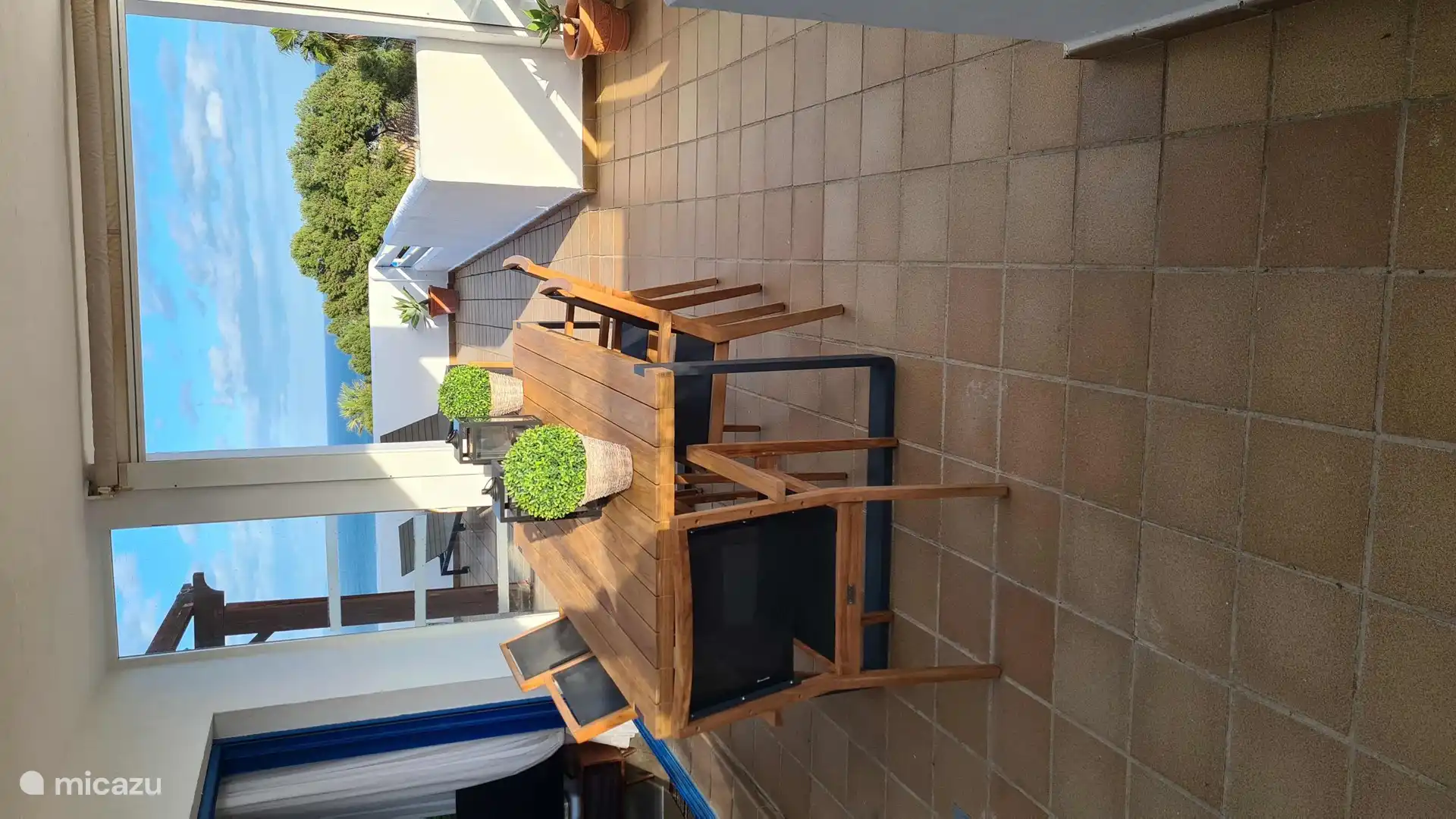 Überdachte Terrasse, Schatten im Sommer und Sonne im Winter, Holztisch mit 6 Stühlen.