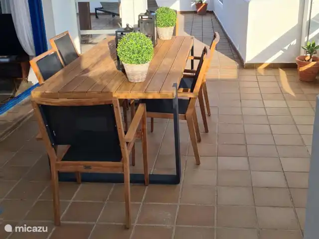 Location de Vacances Espagne, Costa del Sol, Puerto De La Duquesa, penthouse - Penthouse Duquesa près d’Estepona Terrasse couverte, ombre l'été et soleil l'hiver, table en bois avec 6 chaises.