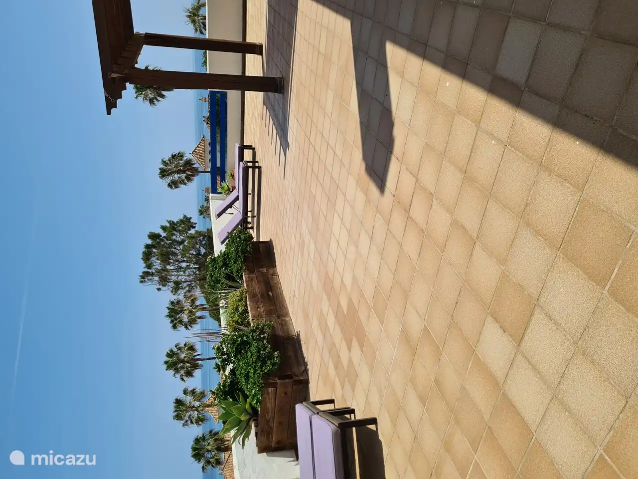 4 Sonnenliegen mit Kissen und draußen So groß ist die Terrasse, 140 m2 Meerblick