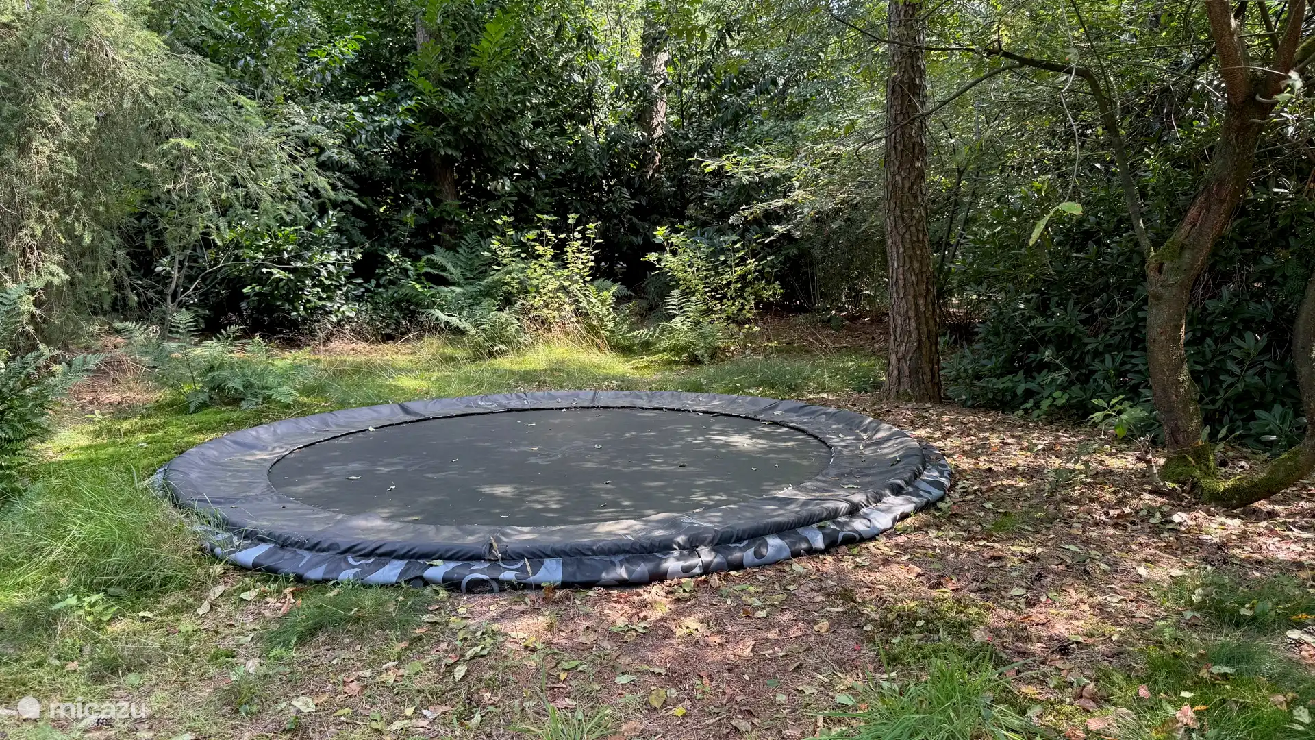 Ein großes Trampolin für die Kinder.