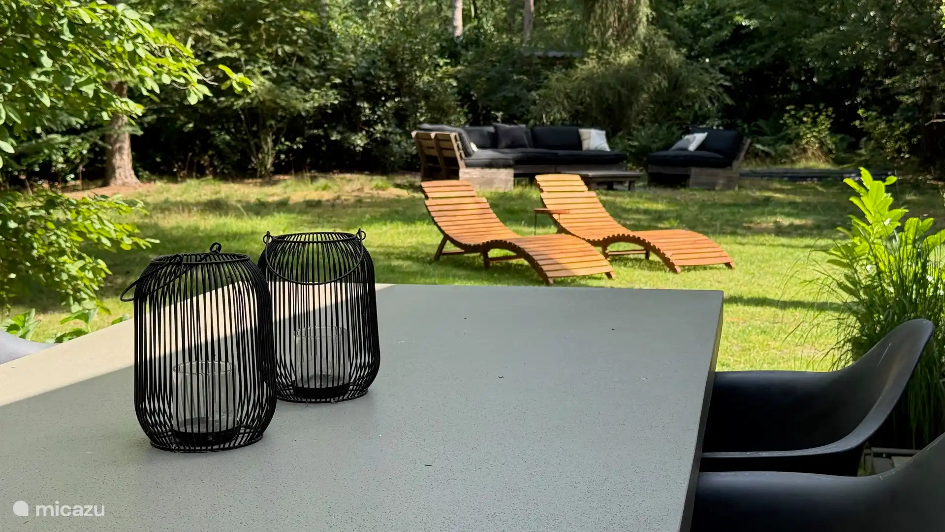 Ein riesiger Garten mit vielen Sitzgelegenheiten.