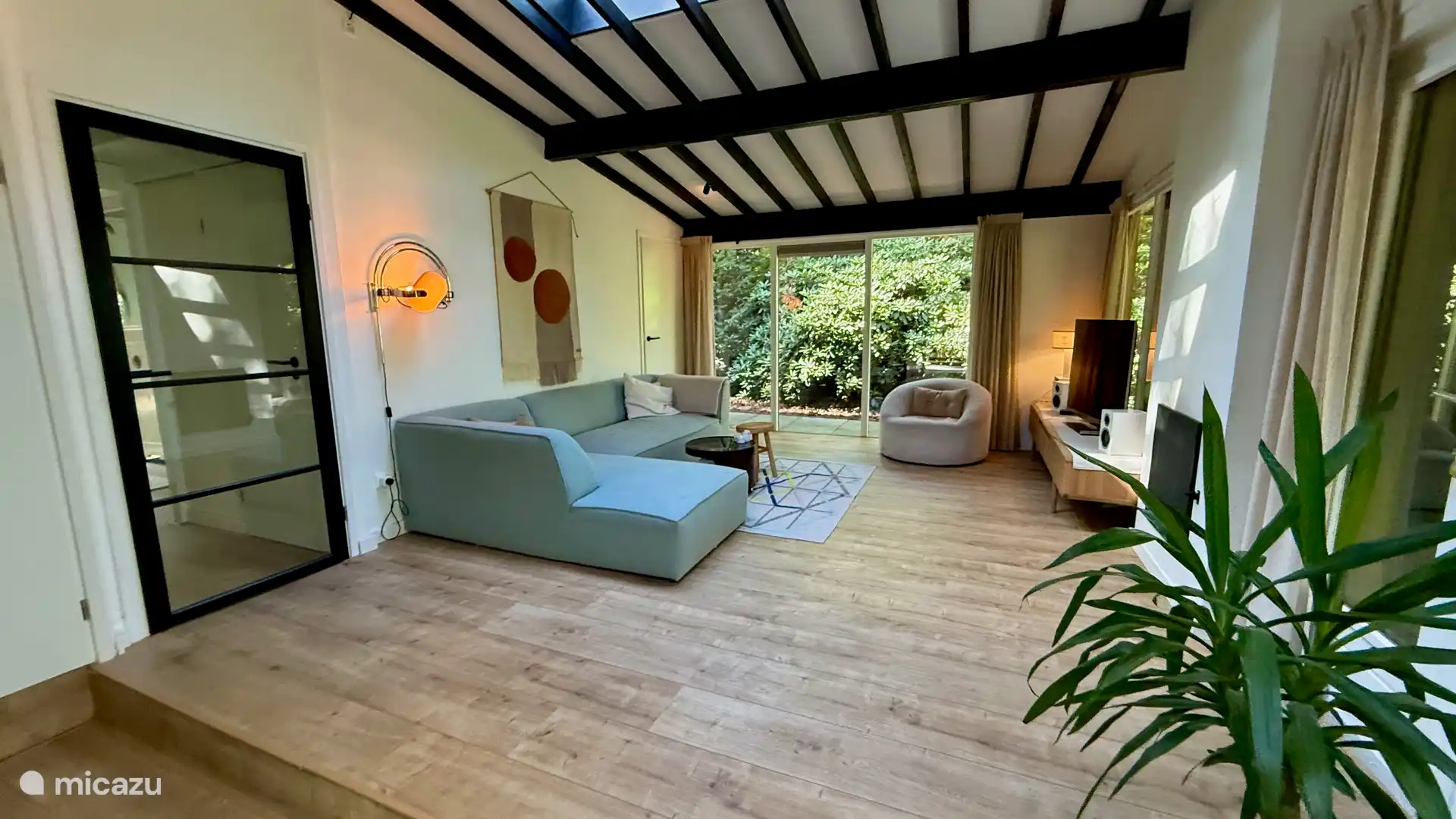 Een ruime huiskamer.