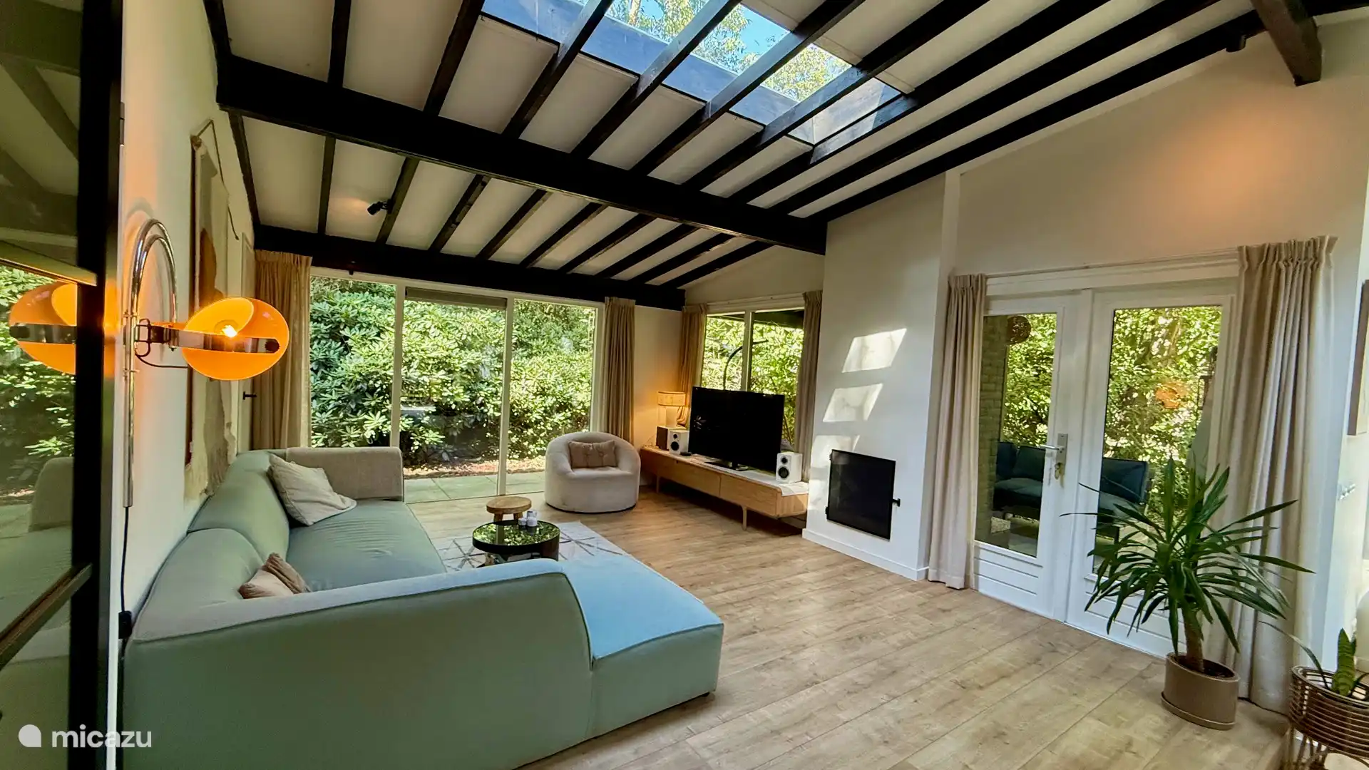 Dakramen brengen extra licht het huis in.