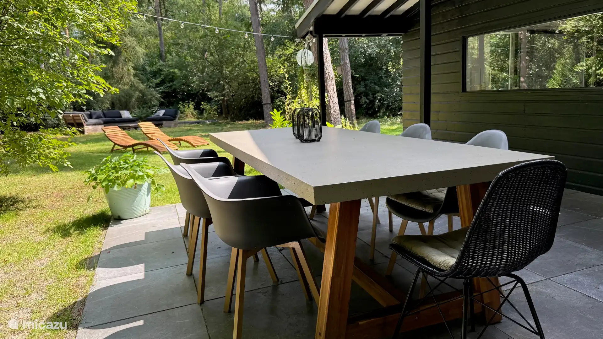 Ein robuster Tisch für den Außenbereich.