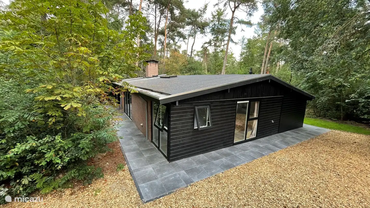 Ausreichend Parkplätze hinter dem Haus.