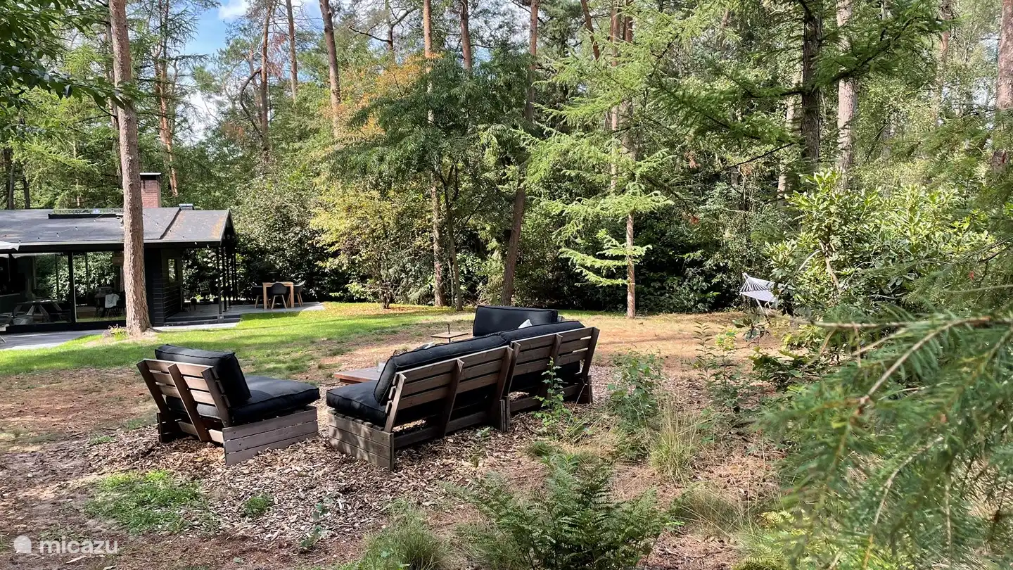 Bei schönem Wetter kann das Ballettsofa mit Kissen genutzt werden.