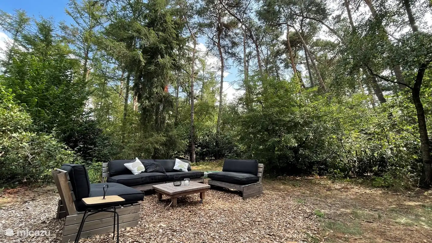 Bei schönem Wetter kann das Ballettsofa mit Kissen genutzt werden.