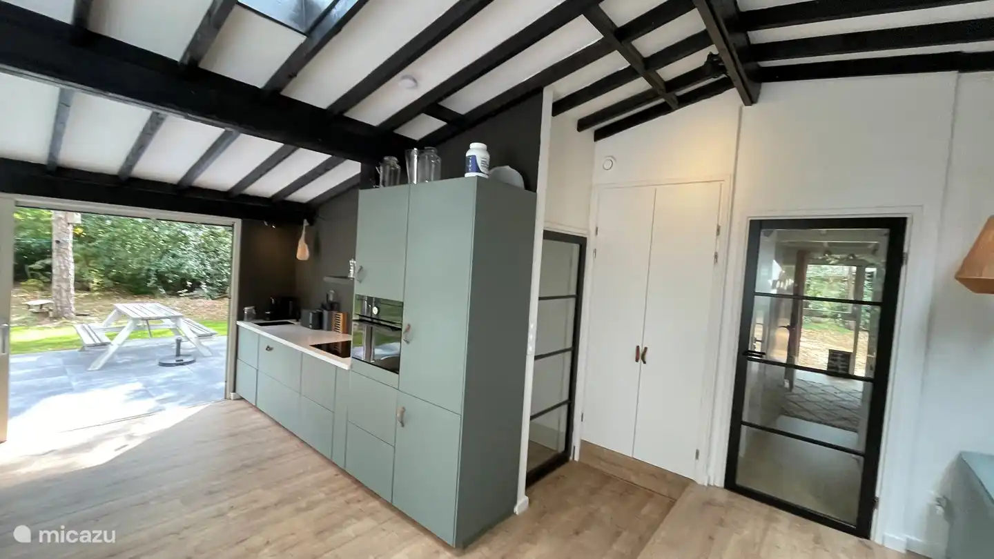 Blick in einen Zwischenflur, an den sich das Badezimmer, die zweite Toilette und ein Schlafzimmer anschließen.