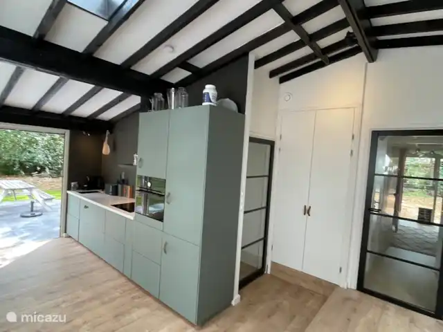 Giethmenseveld la plus belle maison | Pays-Bas, Overijssel, Giethmen - bungalow Vue d'un hall intermédiaire où se jouxtent la salle de bain, le second WC et une chambre.