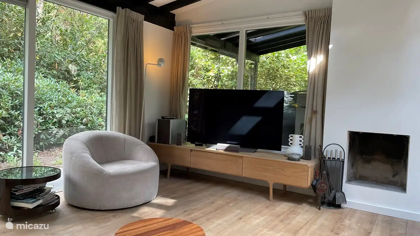 Ein schöner großer Fernseher für einen entspannten Abend.