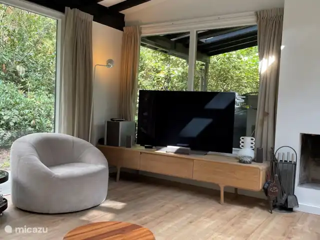 Giethmenseveld la plus belle maison | Pays-Bas, Overijssel, Giethmen - bungalow Une belle grande télé pour une soirée de détente.