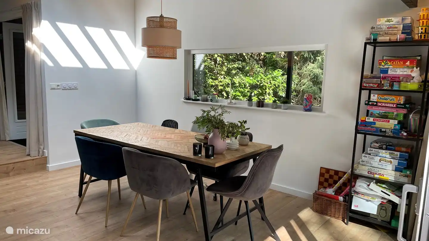 Ein großzügiger Esstisch.