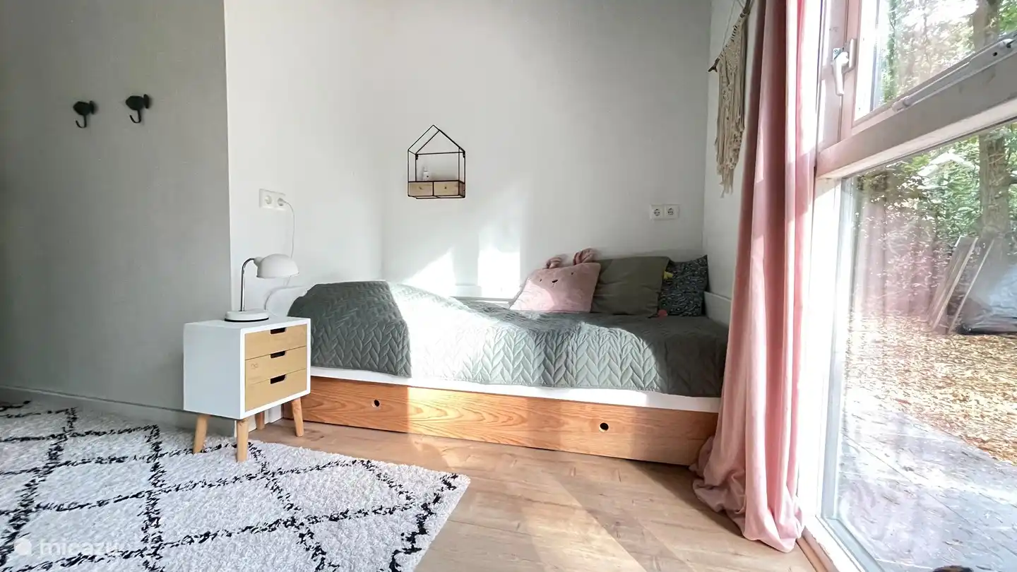 Das Ausziehbett kann in Schlafzimmer 1 zu einem Doppelbett erweitert werden.