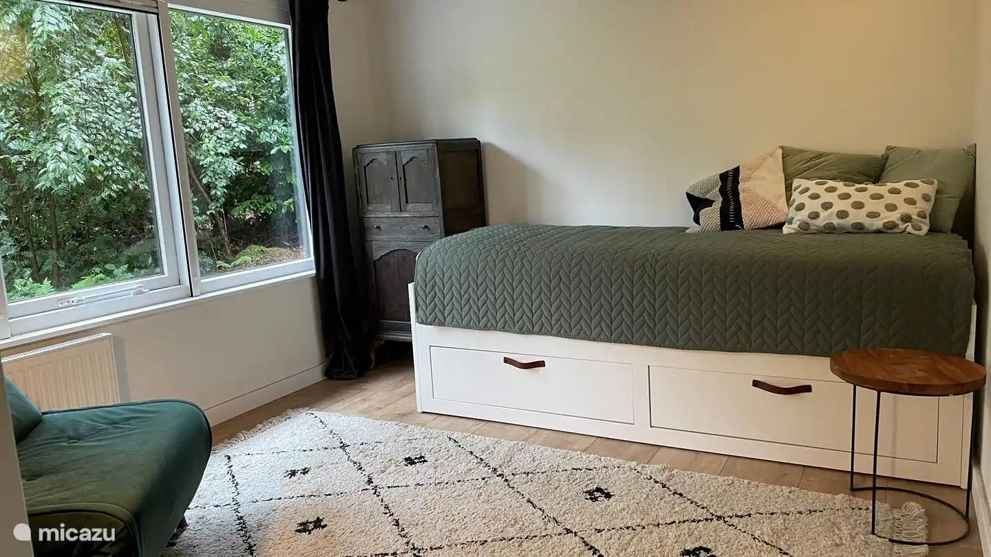 Das Ausziehbett kann in Schlafzimmer 2 zu einem Doppelbett erweitert werden.