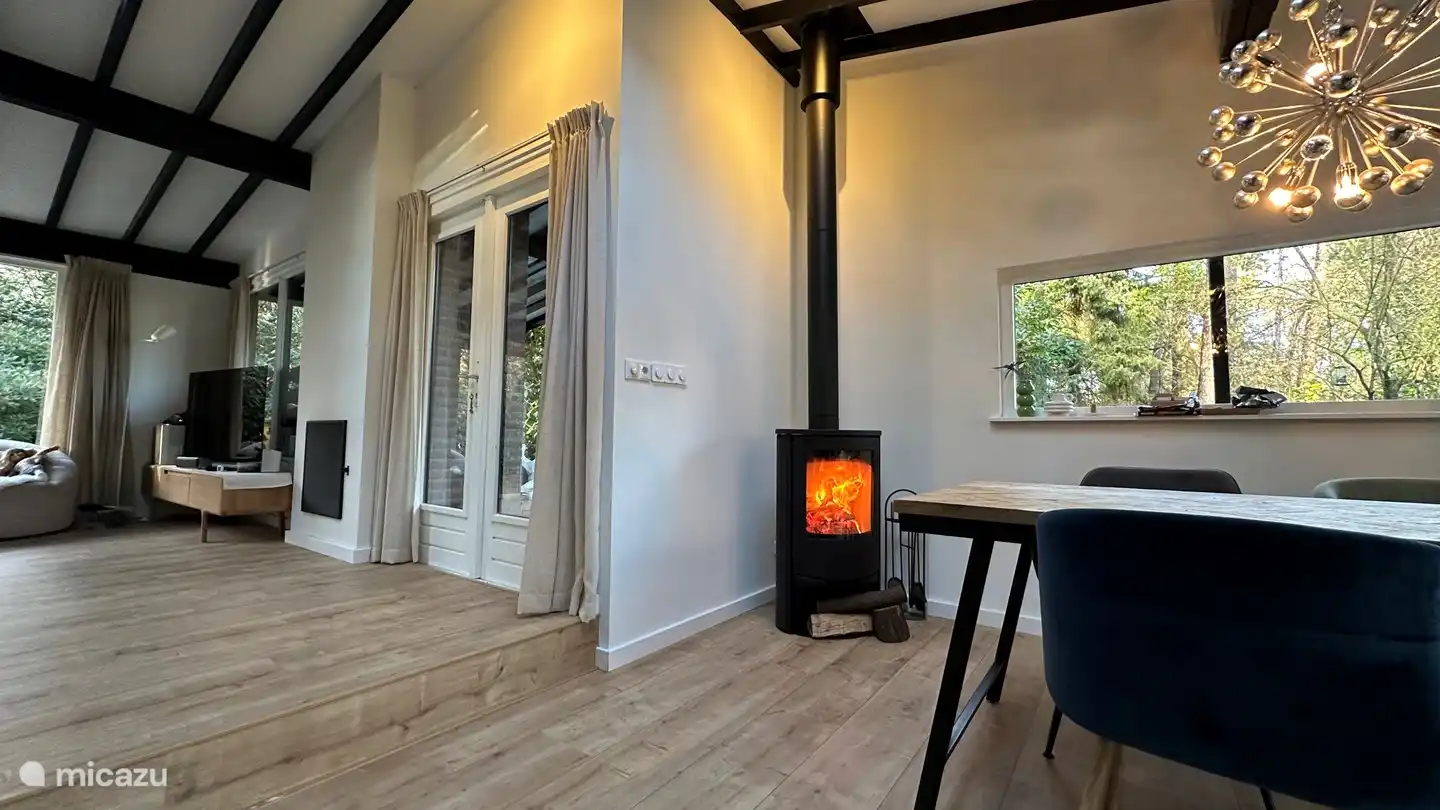 Zusätzlich zum Kamin sorgt ein Holzofen für eine angenehme Temperatur und Atmosphäre.