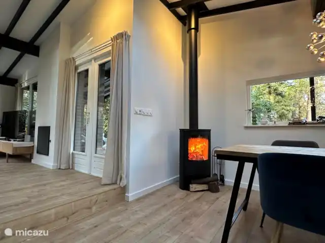 Giethmenseveld la plus belle maison | Pays-Bas, Overijssel, Giethmen - bungalow En plus du foyer, on retrouve un poêle à bois pour une température et une ambiance confortable.